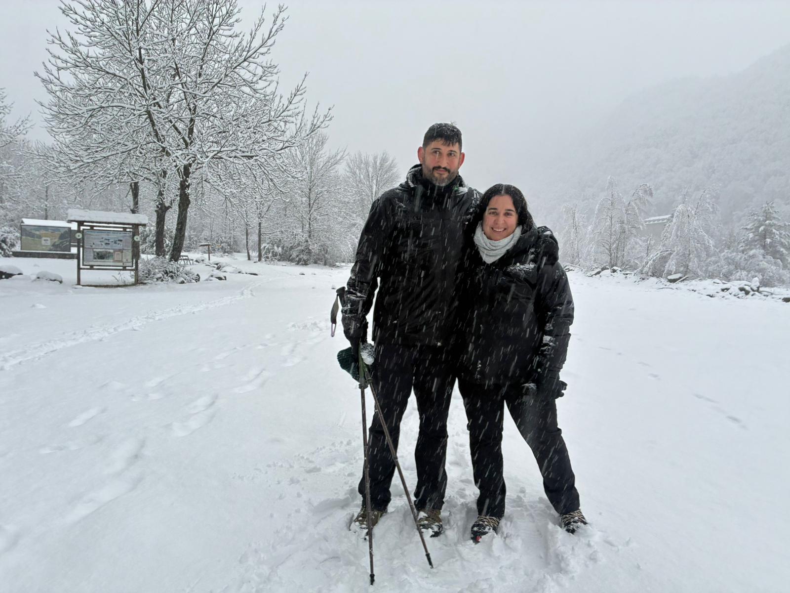 Elena y Luis brindando juntos